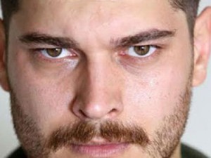 Yakışıklı oyuncu Çağatay Ulusoy