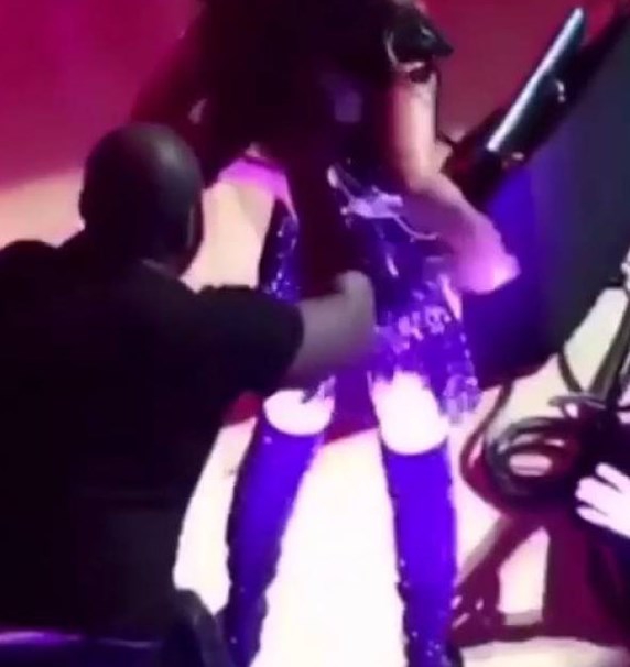 Thalia'nın Konserde Fermuarını Açtılar 1