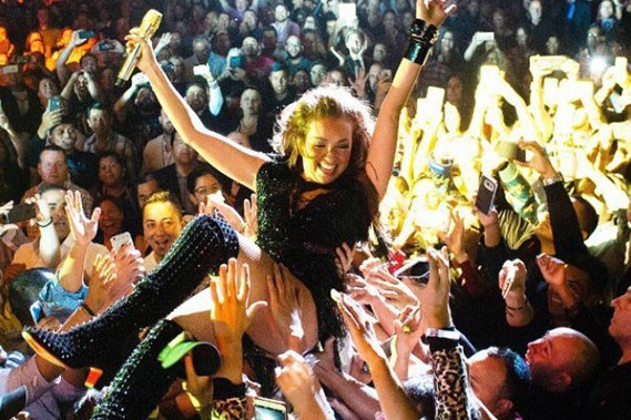 Thalia'nın Konserde Fermuarını Açtılar 2