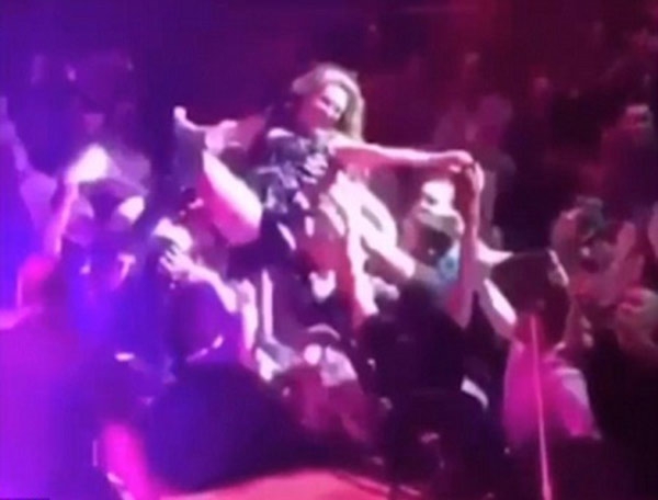 Thalia'nın Konserde Fermuarını Açtılar 3