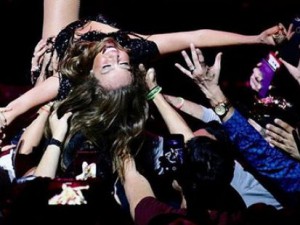 Thalia'nın Konserde Fermuarını Açtılar