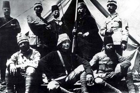 Atatürk'ün sol güzüne yakından baktınız mı? 12