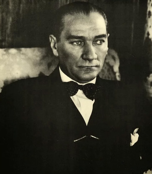 Atatürk'ün sol güzüne yakından baktınız mı? 2