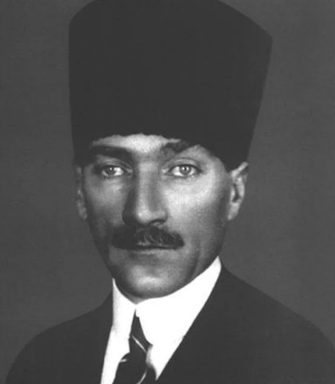 Atatürk'ün sol güzüne yakından baktınız mı? 3