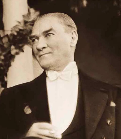 Atatürk'ün sol güzüne yakından baktınız mı? 4
