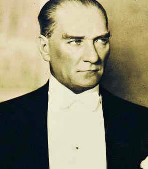 Atatürk'ün sol güzüne yakından baktınız mı? 7