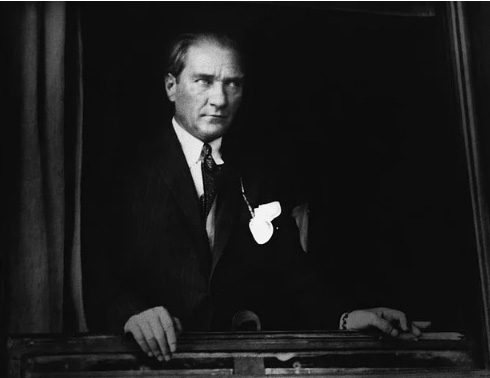 Atatürk'ün sol güzüne yakından baktınız mı? 9