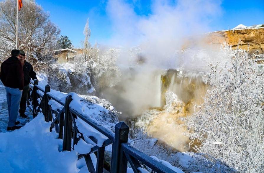 KONYA'DAKİ YERKÖPRÜ ŞELALESİ'NDEN KIŞ ORTASINDA BUHAR ÇIKIYOR 6
