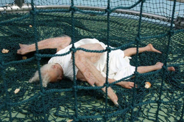 Dünya Şokta! Bu Yaşlı Kadın Gökten Düştü Melekmi ? Yoksa.. 9