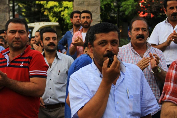 Van'lılar AKP’yi Düdük Çalarak Protesto etti.. 1