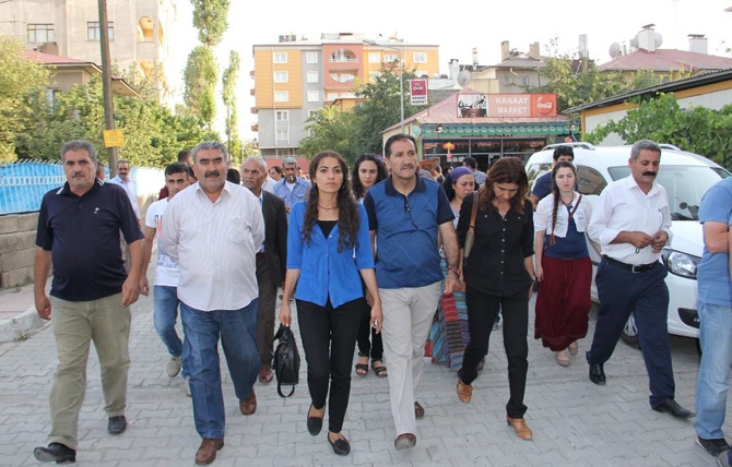 Van'lılar AKP’yi Düdük Çalarak Protesto etti.. 2