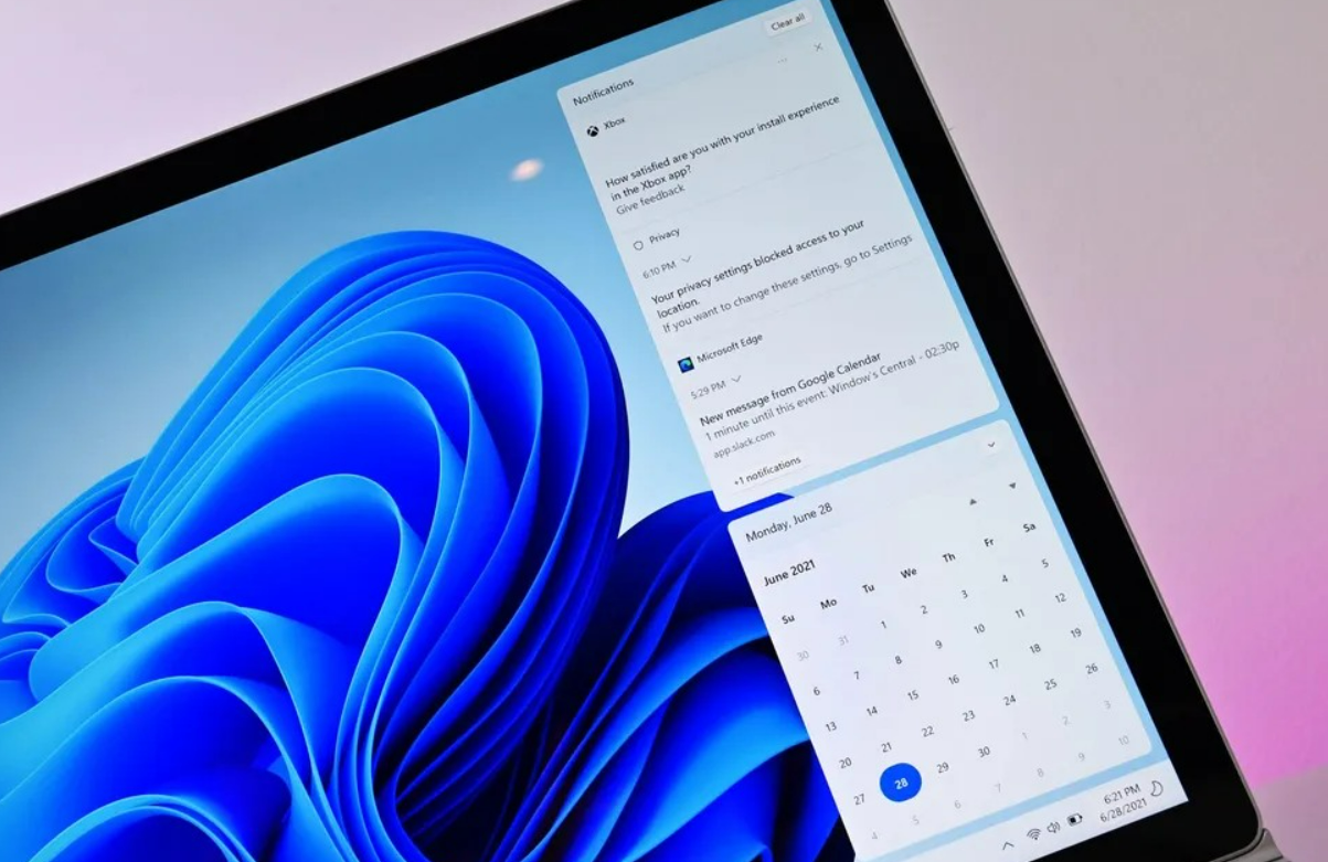 Windows 11'in Çoklu Monitör Derdi Bitiyor: Görev Çubuğu Gelişiyor!
