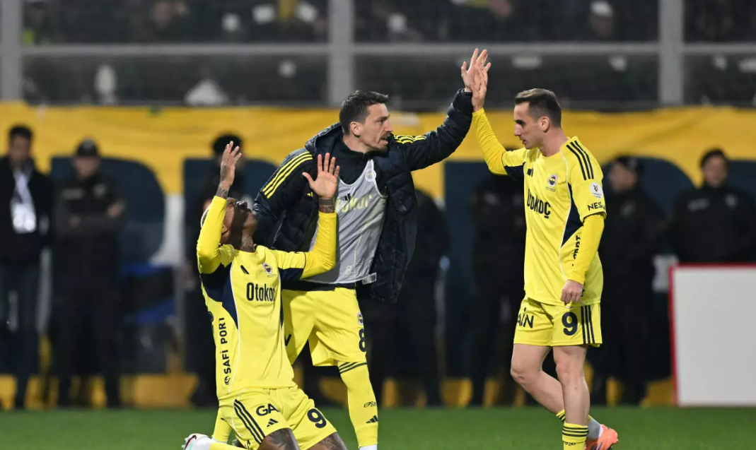 7 Gollü Nefes Kesen Maçta Fenerbahçe'den Tarihi Geri Dönüş: Rize Deplasmanında 5-2 Zafer!