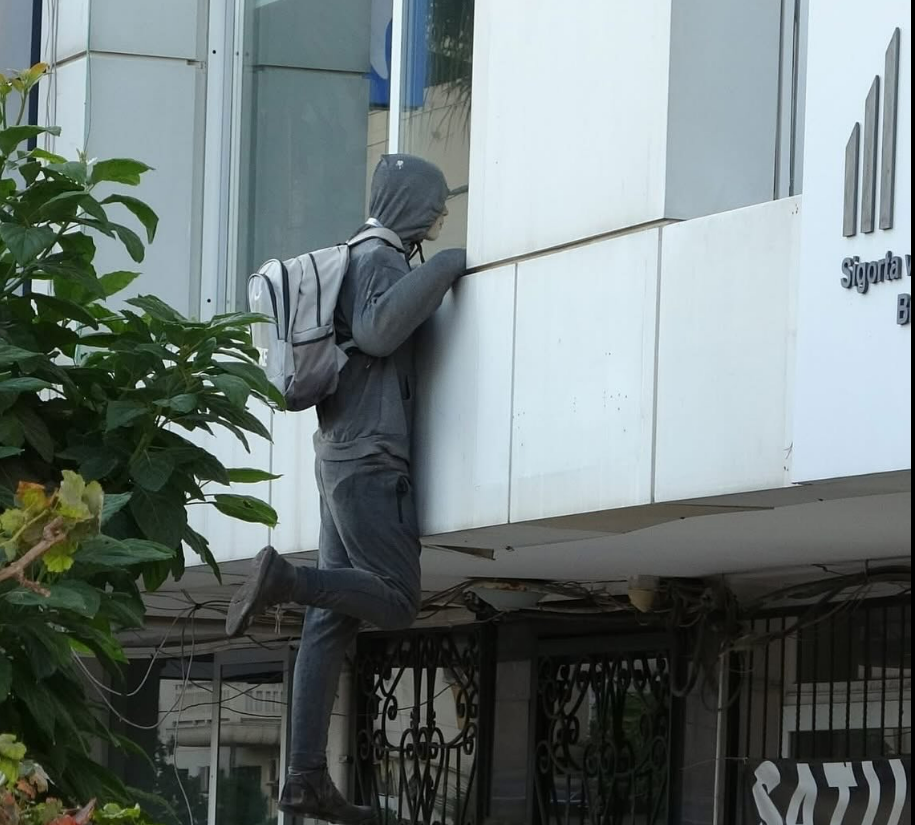 Mersin’de İlginç Sigorta Kampanyası: Penceredeki Manken Hırsız Ortalığı Karıştırdı!