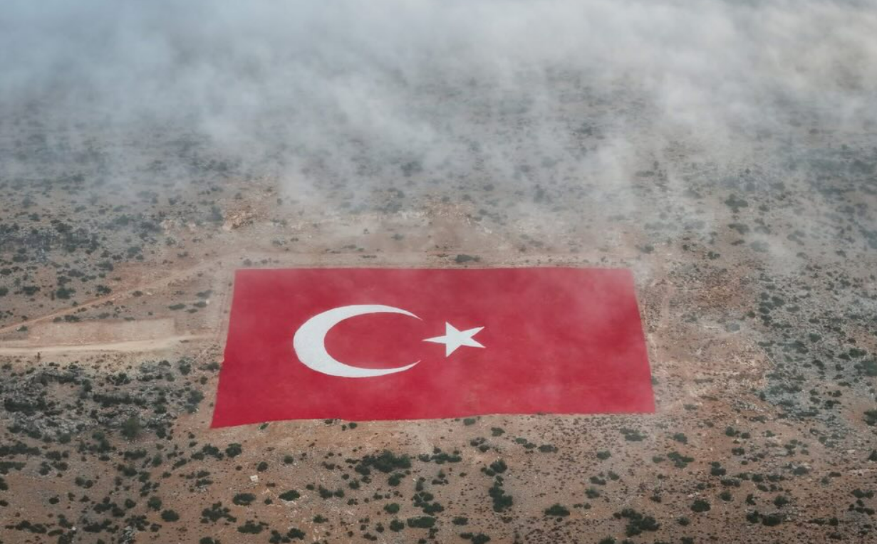 Sislerin Arasından Yükselen Milli Gurur: Mut'taki Dev Türk Bayrağı Büyüledi