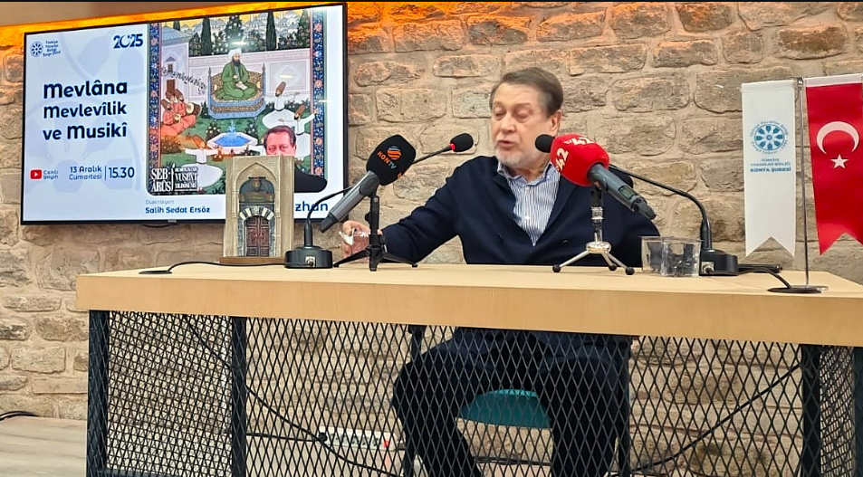 AHMET ÖZHAN'A KONYA'DAN 45 YILLIK MEVLÂNÂ HİZMETİNE ÖZEL TEŞEKKÜR: GÜMÜŞ KAPI MİNYATÜRÜ TAKDİM EDİLDİ