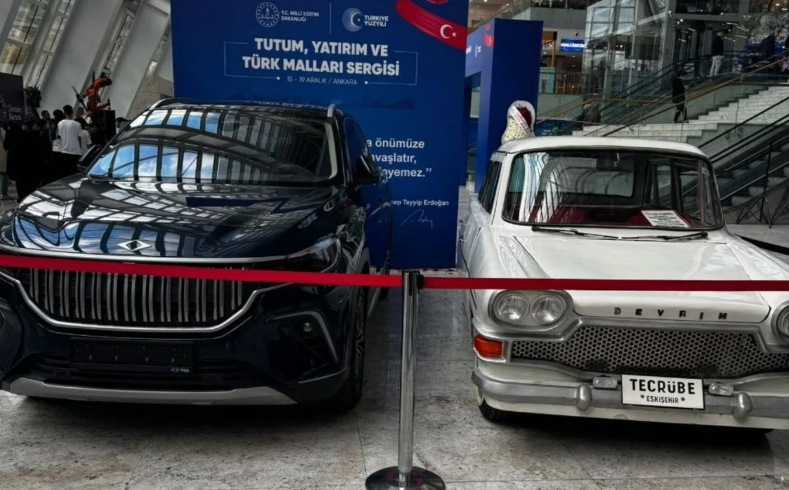 Yerli Otomobil Tarihinin İki Dev Simgesi: Devrim ve TOGG, Ankara YHT Garı'nda Buluştu!