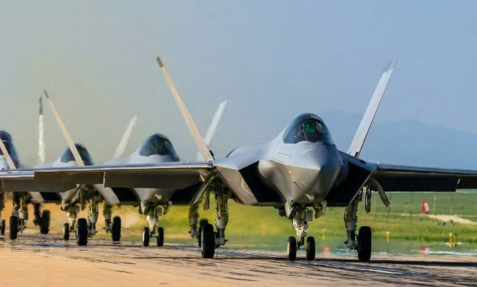 Pakistan’da Stratejik Dönüşüm: 2026’da J-35 ve Hangor Sınıfı Denizaltılar Envantere Giriyor