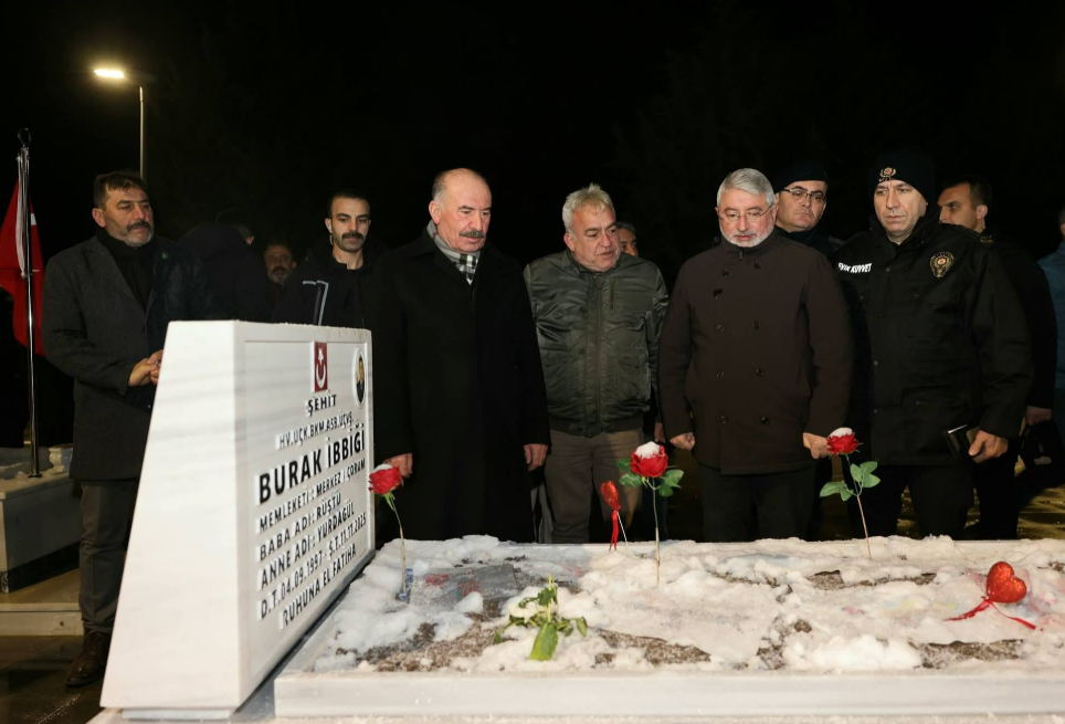 Çorum Valisi Ali Çalgan’dan Yeni Yılın İlk Dakikalarında Anlamlı Şehitlik Ziyareti