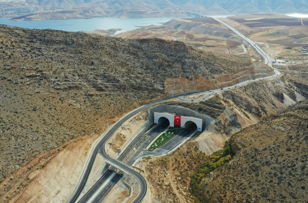 Hasankeyf’te Ulaşım Devrimi: Tünel ve Dev Köprüler Hizmete Açıldı