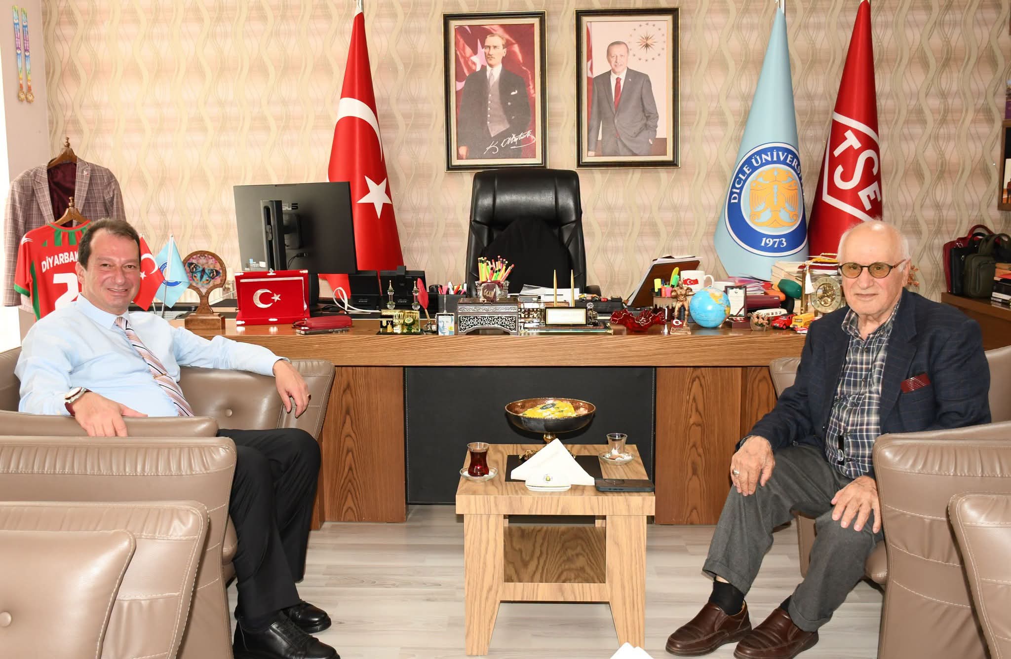 Dicle Üniversitesi Rektörü Prof. Dr. Kamuran Eronat’tan Yıllar Sonra Duygulandıran Vefa