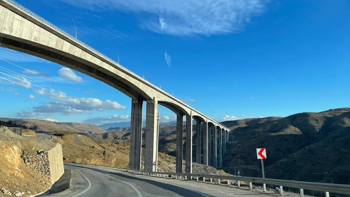 turkiyenin-en-yuksek-ayakli-viyadugu-egiste-hadimi-viyadugu-trafige-aciliyor.jpg
