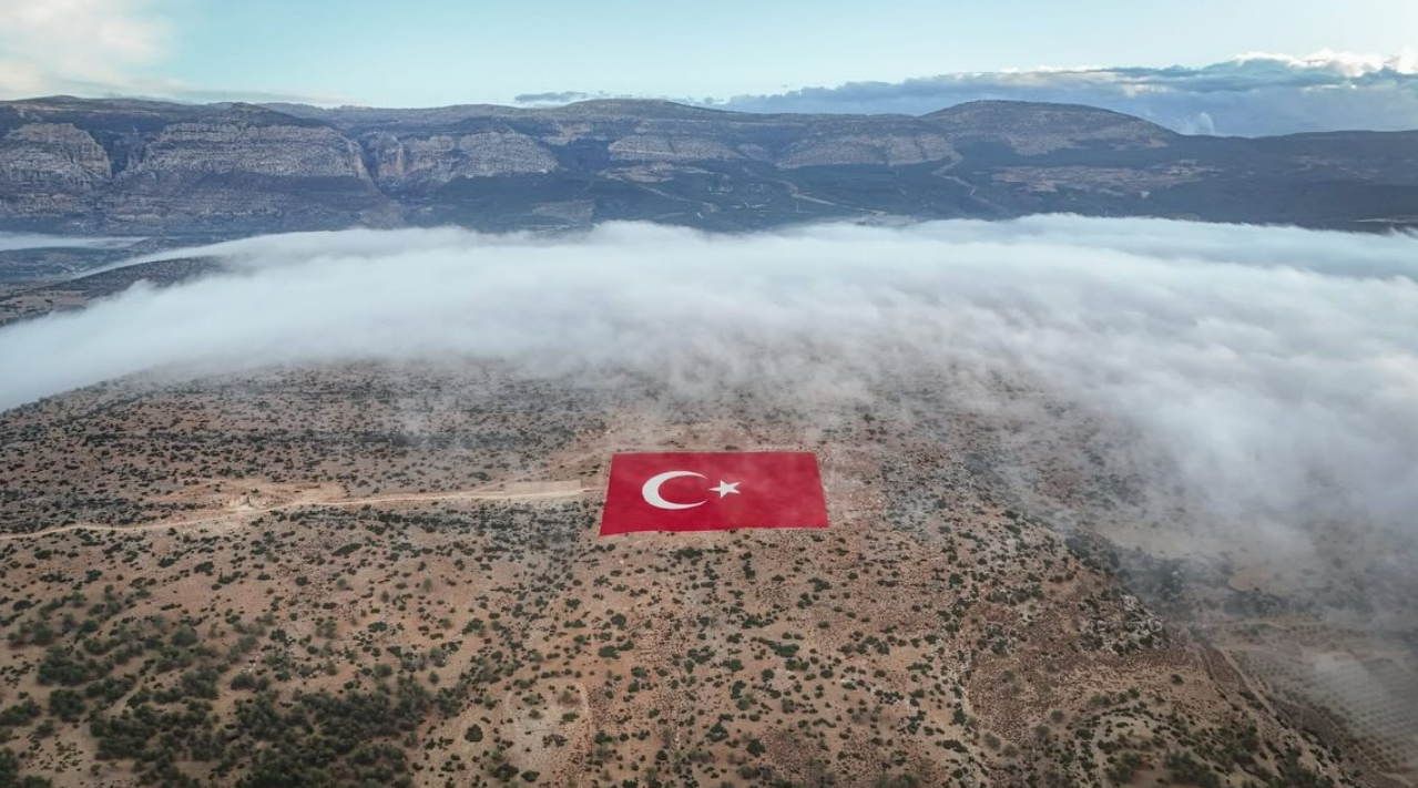 sislerin-arasindan-yukselen-milli-gurur-muttaki-dev-turk-bayragi-buyuledi.png