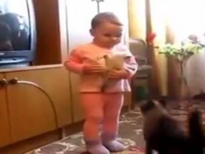 Yavrusunu Çocuğun Elinden kurtarmaya çalışan kedi