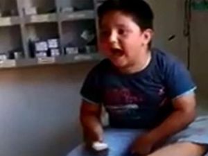 İğne yaptırmak istemeyen çocuk fenomeni oldu