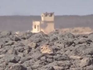 Muhalifler Süveyda kırsalında Rejim güçlerinin kullandığı binayı vurdu!