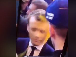 Fransa Cumhurbaşkanının Kafasına Yumurta Attılar